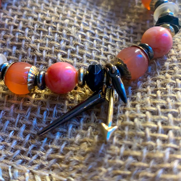 Express | Stretchy Bead Fashion Bracelet with Arrow Charm | Pink & Gold - Picture 5 of 5